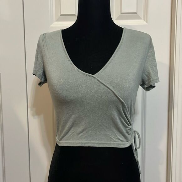 Me to We Cute Sage Green Baby Tee Preppy Going Out V neck stretchy Top Crop S - Picture 1 of 7